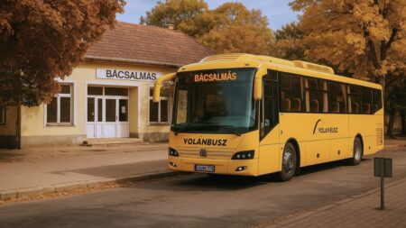 Busz az állomáson