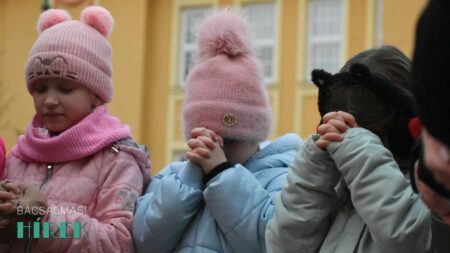 Fellobbant a Hit gyertyája – a város adventi koszorújának első lángját a református egyház gyújtotta meg