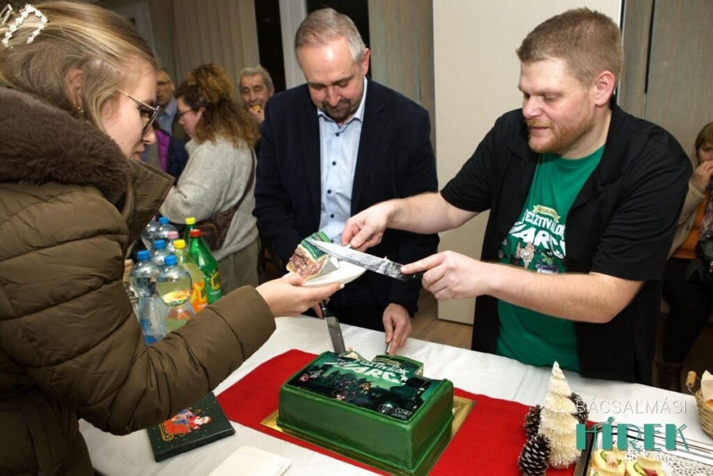A társasjáték karakterei konferálták az estét – bemutatkozott Bácsalmás első hivatalos társasjátéka, a Fesztiválok Harca