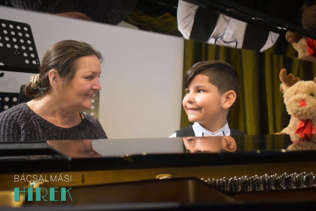 Lázár három darabbal nevez a Danubia Talents Online 2025 videós zongoraversenyre – a felvételeket Baján készítettük el vele