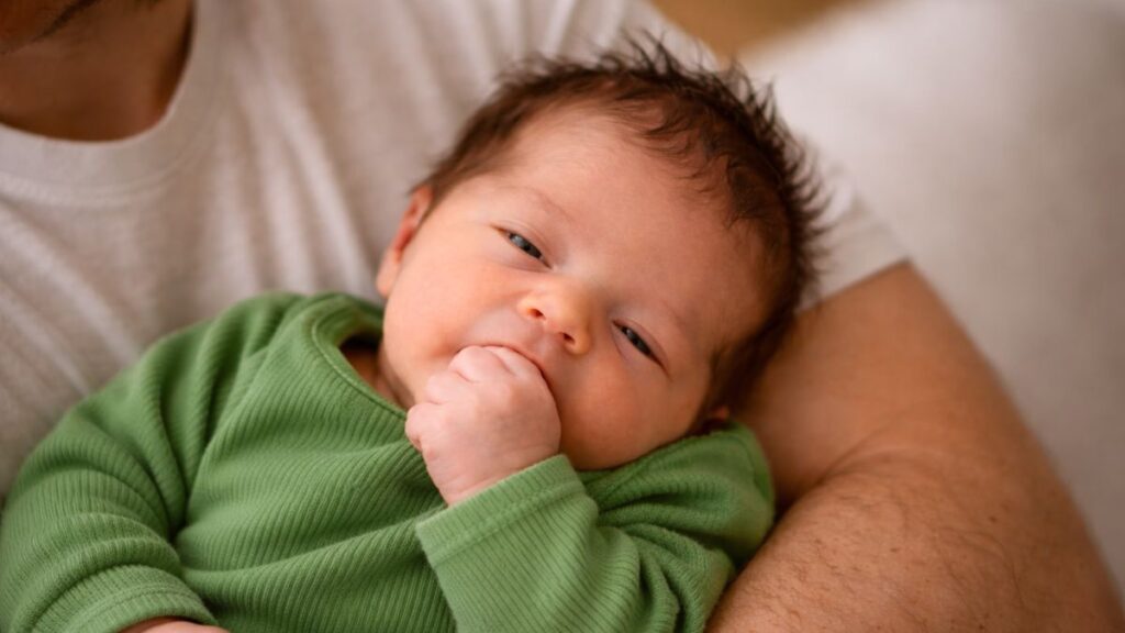 Márciusban a fiúk erősítenek Bácsalmáson: megérkezett Horváth Ferenc Szelim is városunkba – köszöntjük legifjabb lakónkat! Újszűlött baba édesapja karjában