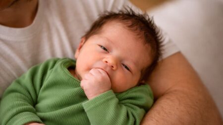 Márciusban a fiúk erősítenek Bácsalmáson: megérkezett Horváth Ferenc Szelim is városunkba – köszöntjük legifjabb lakónkat! Újszűlött baba édesapja karjában