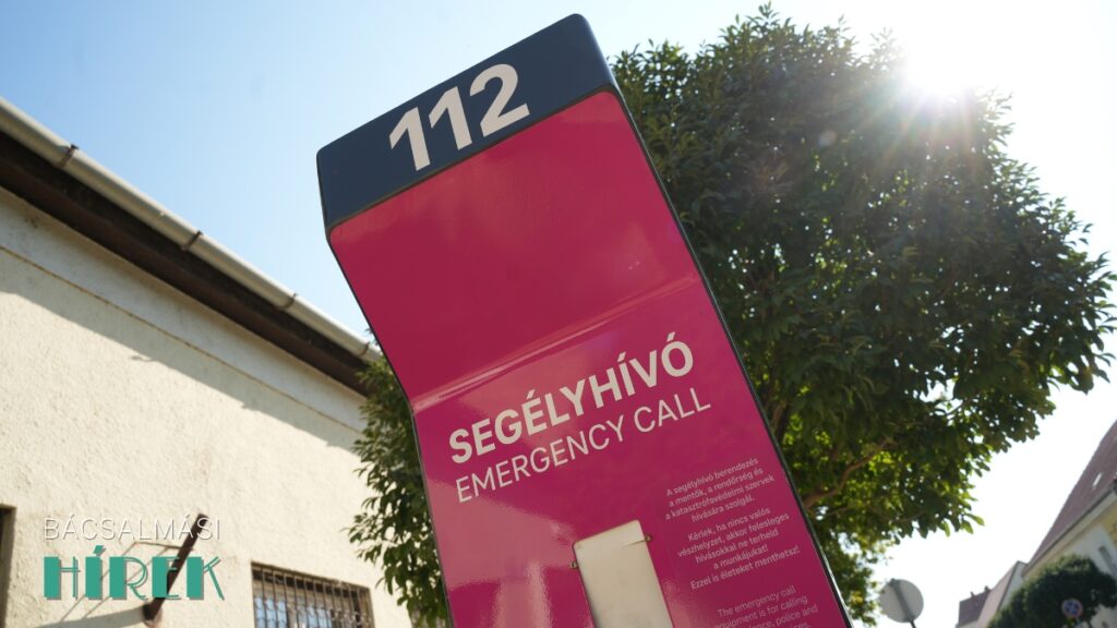 Vészhelyzetben egyetlen gombnyomással hívja a 112-t – A Magyar Telekomot kérdeztük a Hősök terén megjelent segélyhívóról segélyhívó