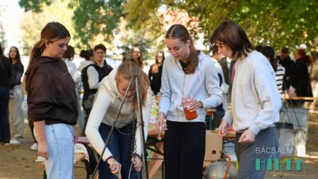 Csípősen indult a reggel a Hunyadiban – kilenc csapat főzi a paprikás krumplit